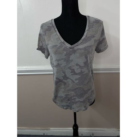 American Eagle Camouflage V-Neck Short Sleeve Blouse Size Medium - Picture 1 of 5